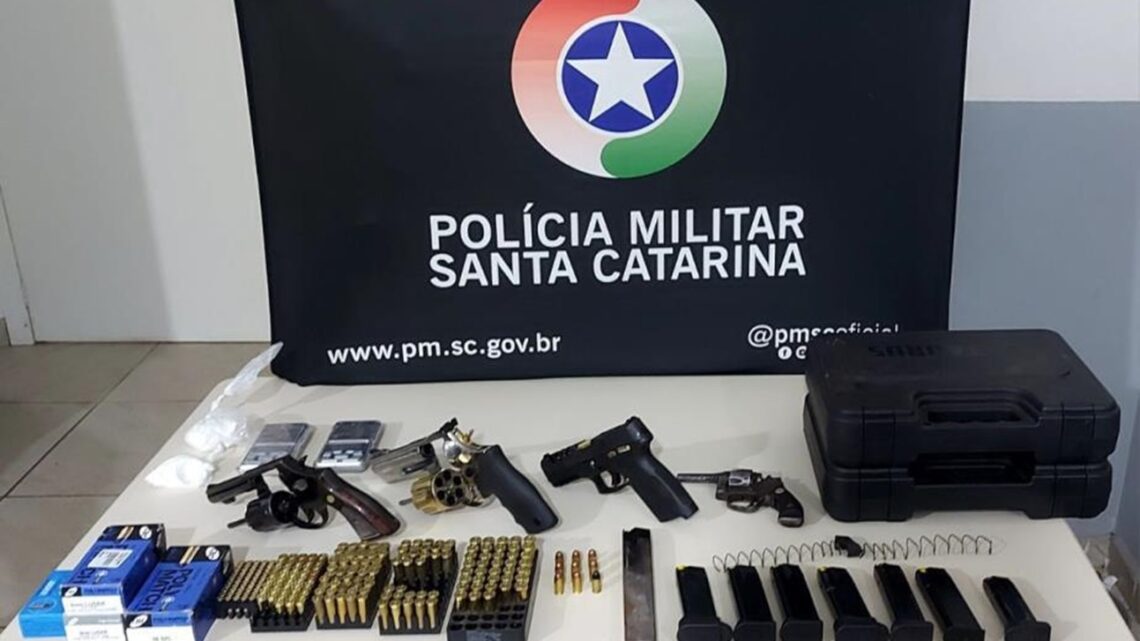 Homem é preso com arsenal de armas de fogo em Chapecó