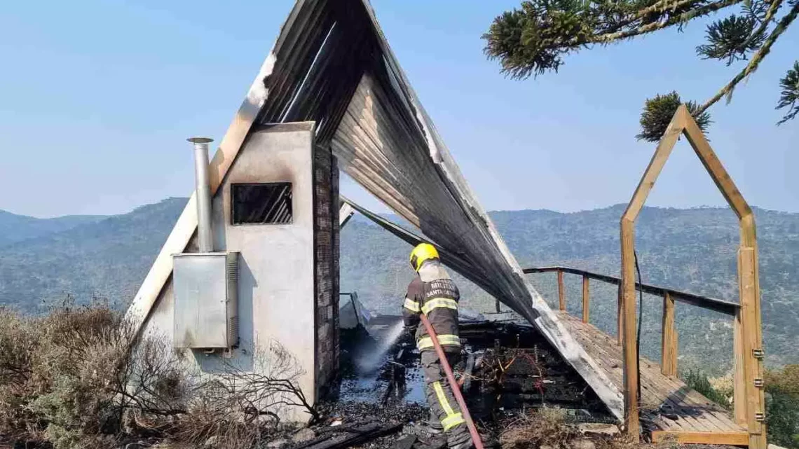 Casal escapa de incêndio e cabana fica totalmente destruída em Urubici