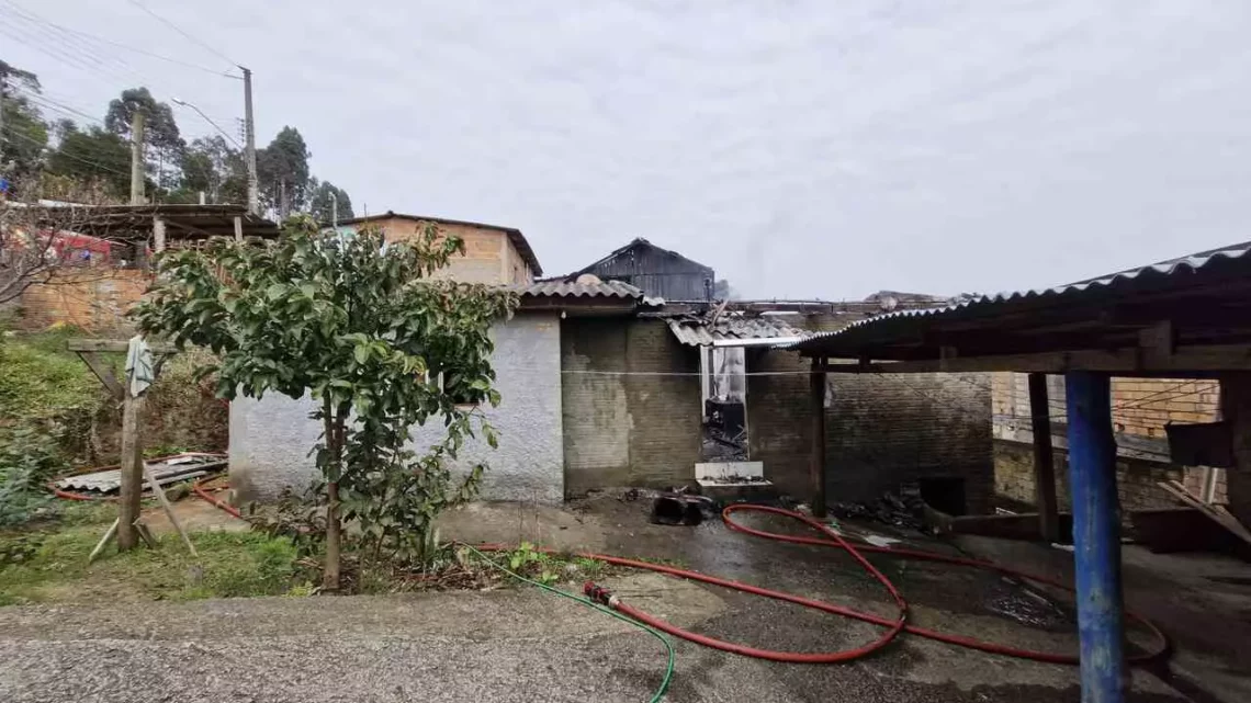 Mulher se arrisca e salva primo de incêndio em Lages