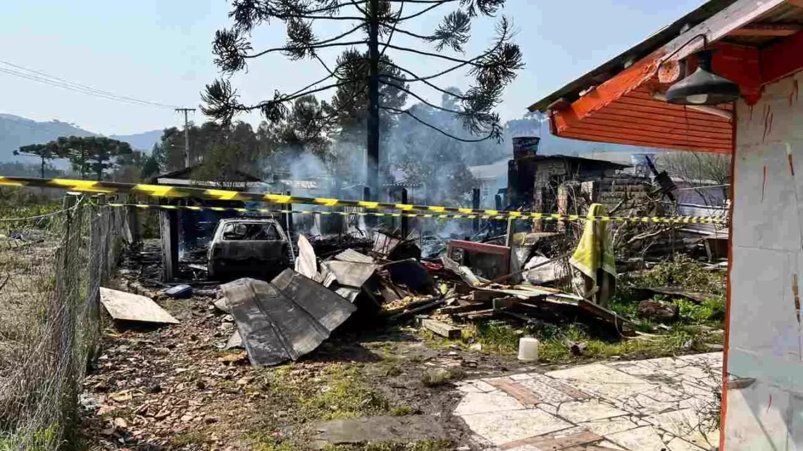 Lençol térmico pega fogo, destrói casa e carro em cidade da Serra