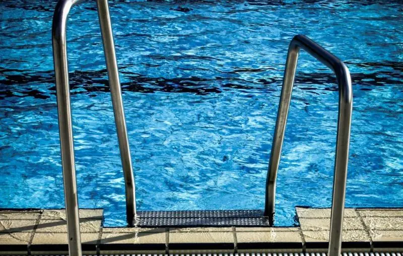 Criança morre afogada após cair na piscina em SC