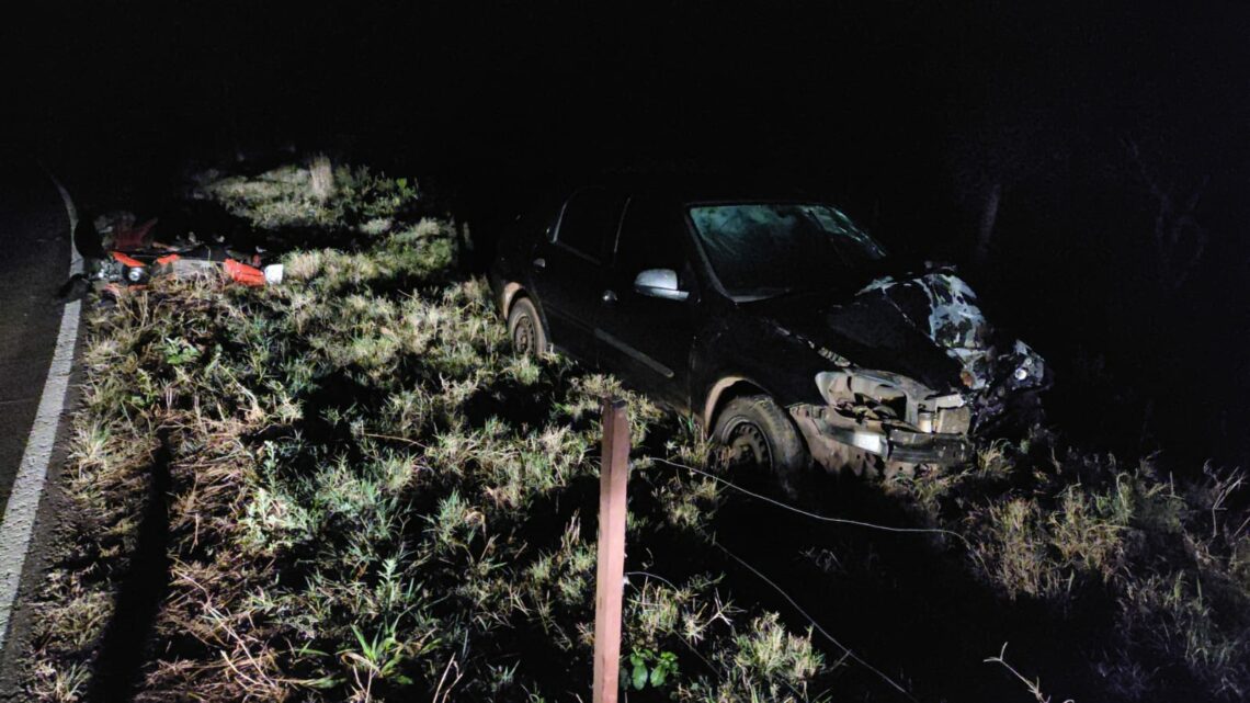 Colisão frontal entre carro e moto deixa três feridos no Oeste