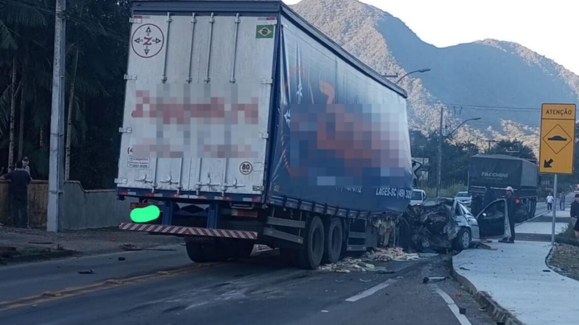 Homens morrem prensados em veículo após caminhão ficar sem freios na SC-418