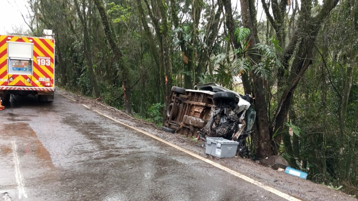 Motorista sai ilesa de capotamento de veículo na BR-282