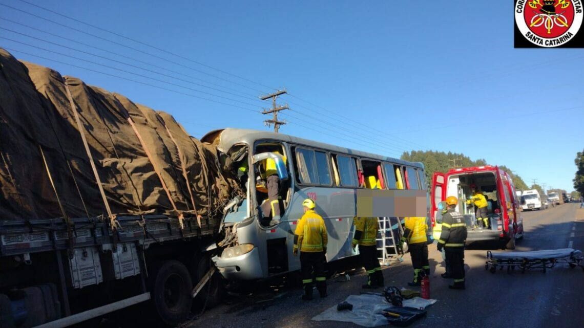 Ônibus colide na traseira de caminhão e deixa vários feridos no Meio-Oeste