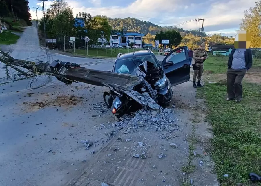 Veículo sai da pista e colide com poste em Taió