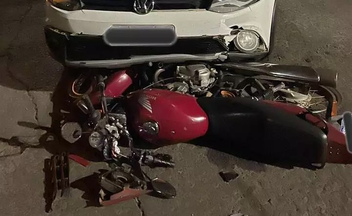 Acidente entre carro e motocicleta deixa uma mulher ferida no Oeste de SC