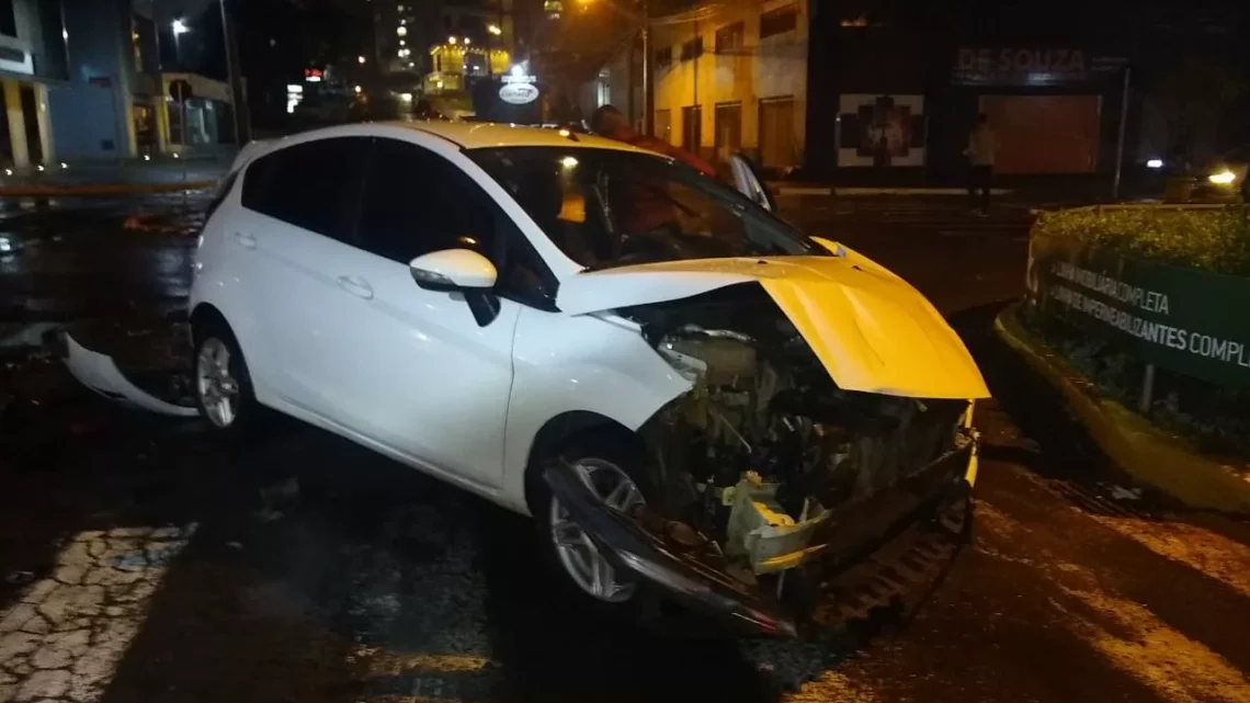 Acidente entre carros deixa homem ferido em Chapecó