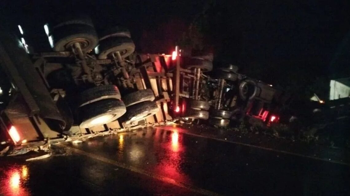 Caminhão colide em carro, sai de pista e tomba na BR-282