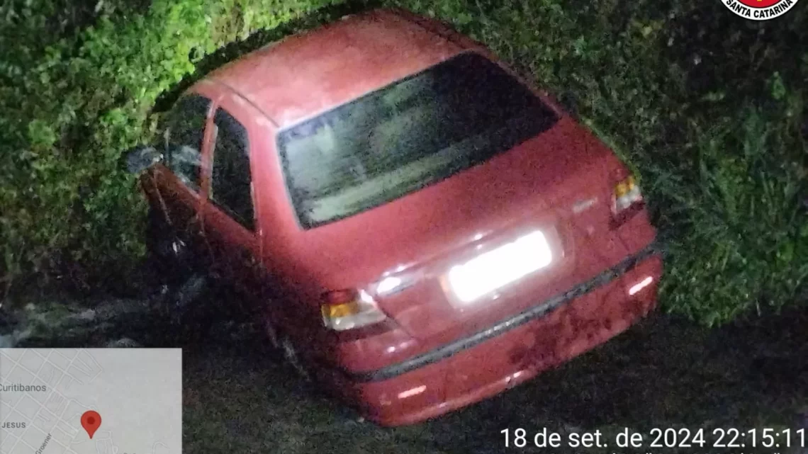 Carro cai em rio após sair de pista no Meio-Oeste de SC