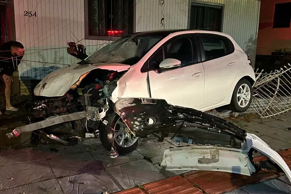 Carro colide contra portão, fica destruído e mobiliza bombeiros em Xanxerê