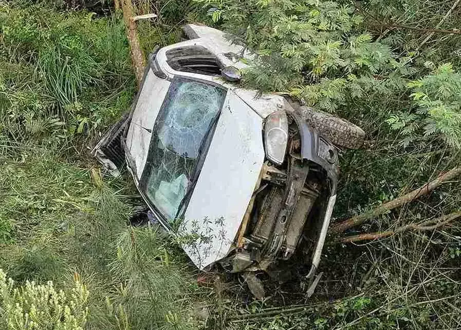 Carro com cinco trabalhadores capota e cai em ribanceira na Serra