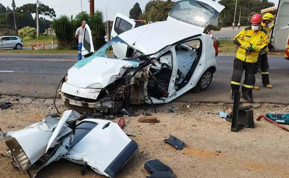 Colisão entre carro e caminhão na BR-282 deixa um homem preso às ferragens