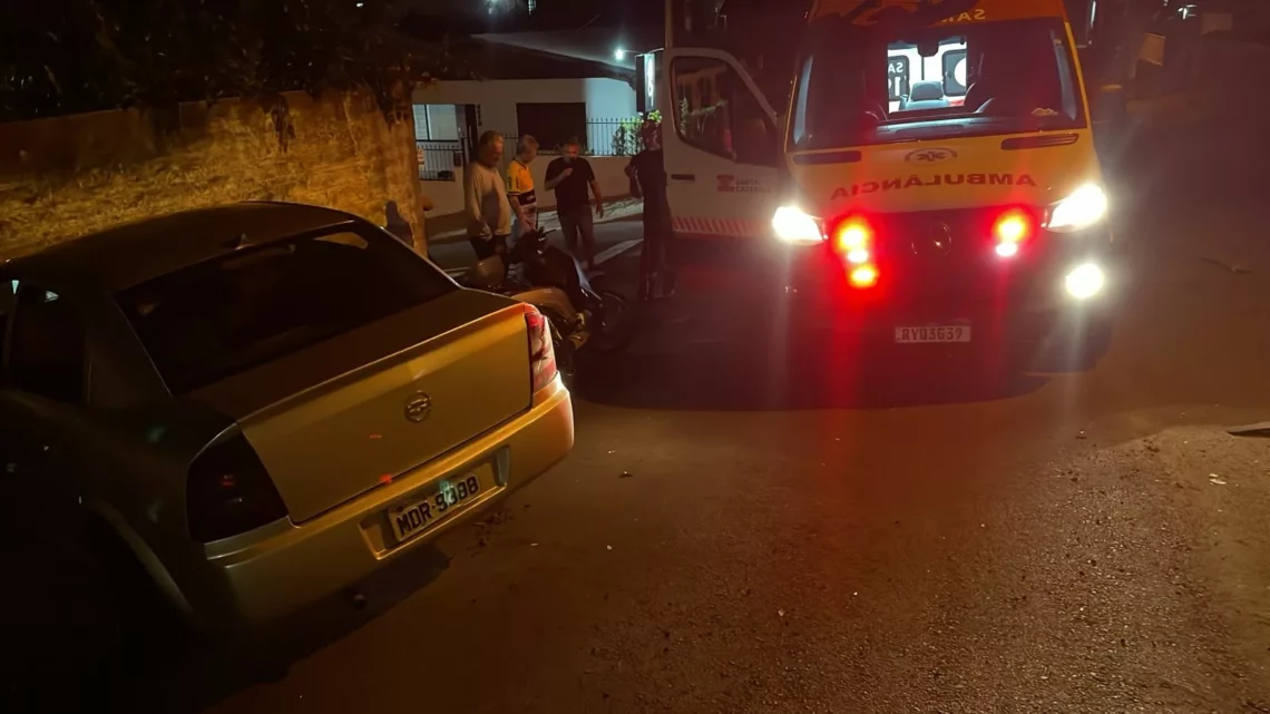 Colisão entre carro, moto e muro deixa motociclista ferido em Chapecó