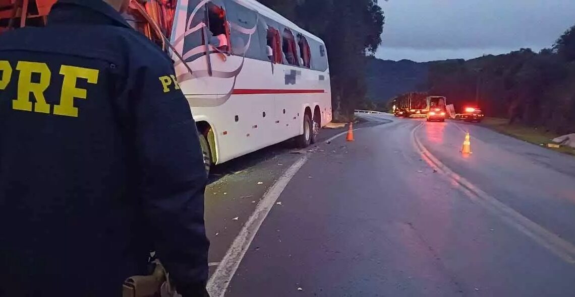 Colisão entre ônibus e caminhão deixa motorista ferido na BR-116