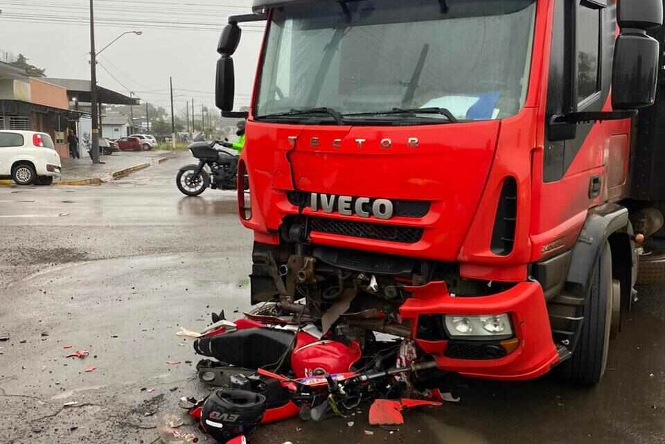 Grave acidente entre caminhão e motocicleta deixa dois feridos no Oeste de SC