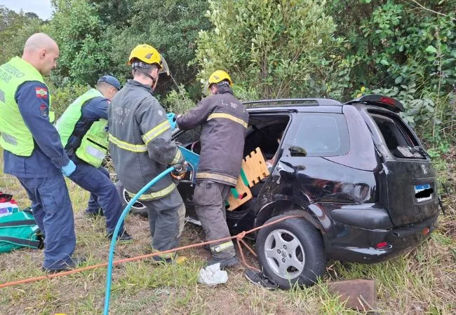 Grave acidente na SC-402 deixa três feridos e uma vítima presa entre às ferragens