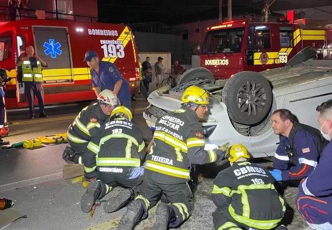 Carro sai da pista atropela pedestres e capota em SC