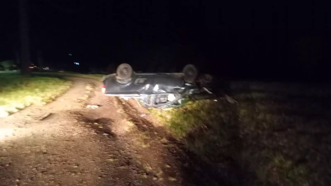 Motorista é ejetado do carro após capotar na BR-282