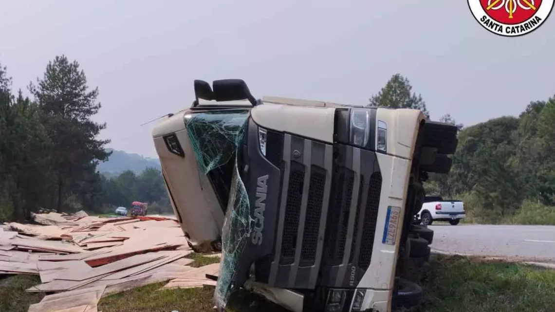 Motorista fica ferido após capotar carreta em Curitibanos