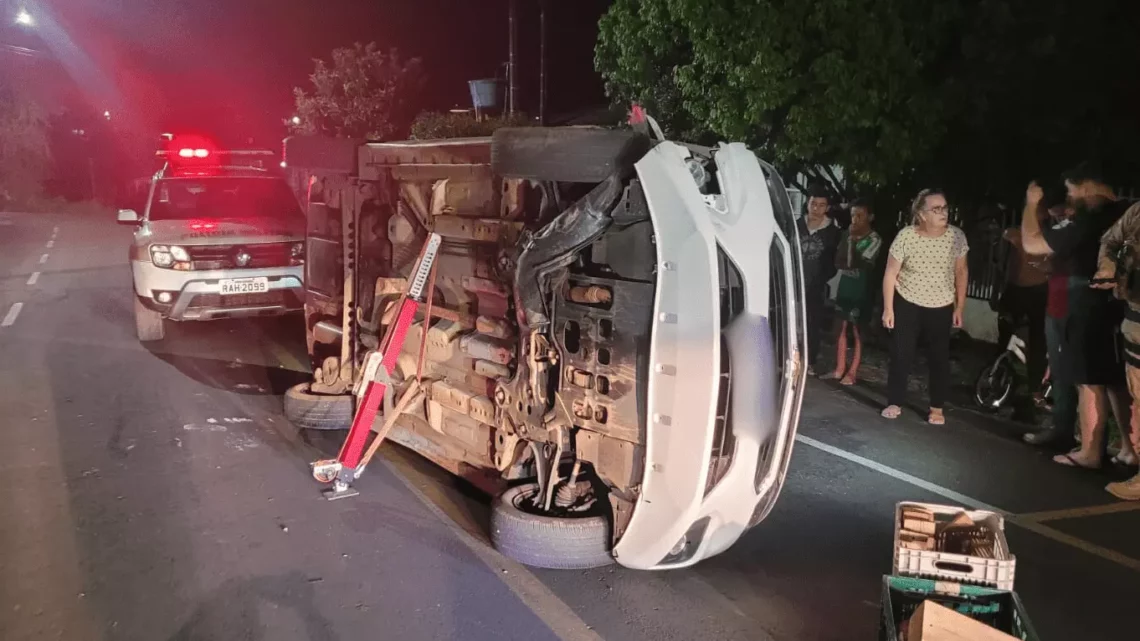 Mulher é resgatada após carro capotar no Oeste de SC