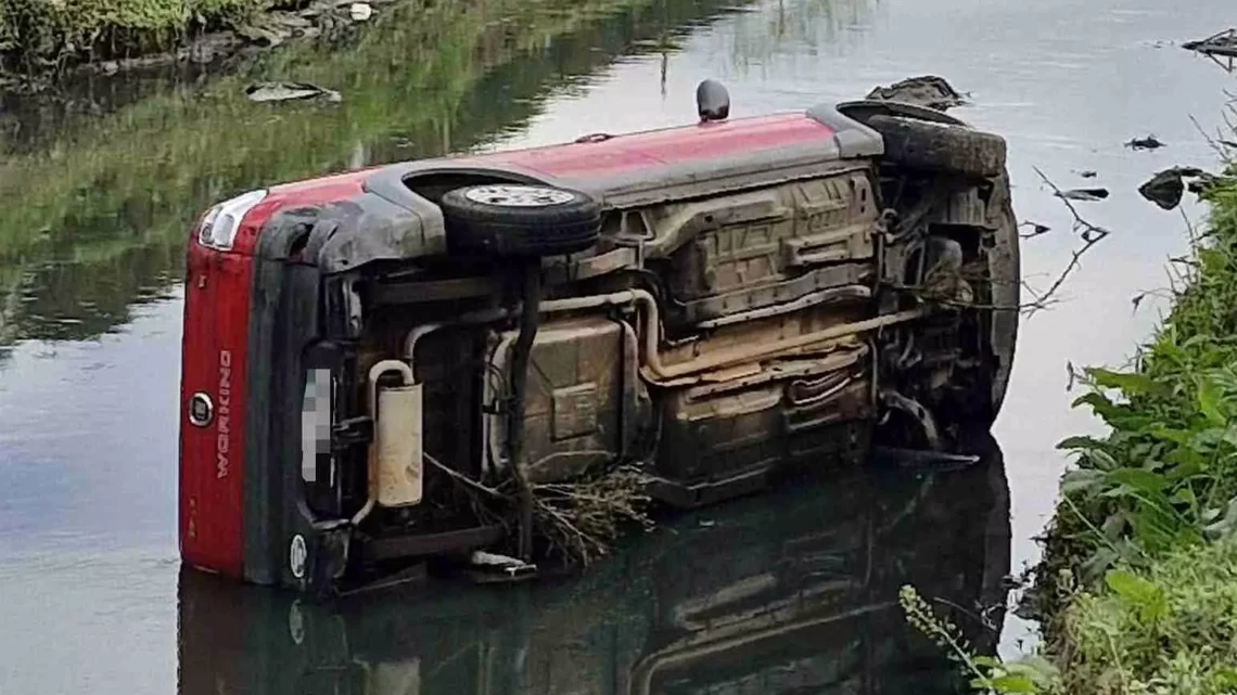 Mulher passa mal ao volante e carro cai no Rio Carahá