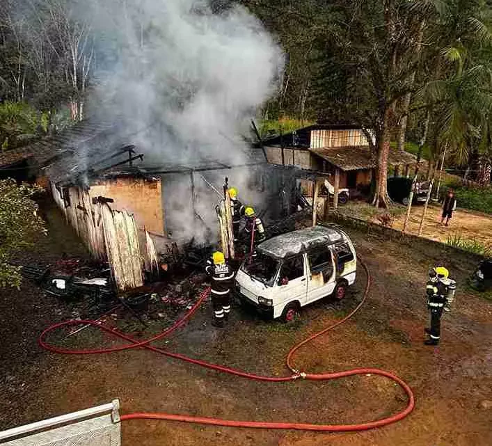 Casa pega fogo e homem morre carbonizado em Rio dos Cedros