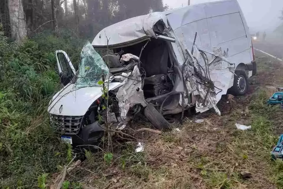 Colisão entre caminhão e van deixa homem ferido na PR-180