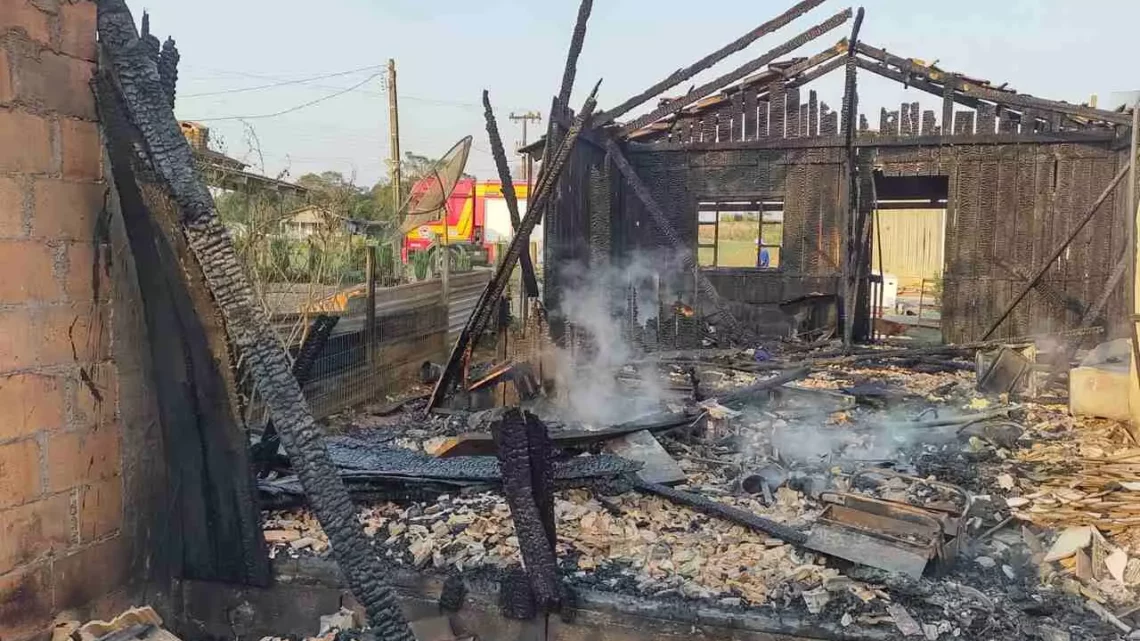 Incêndio destrói residência em Ituporanga