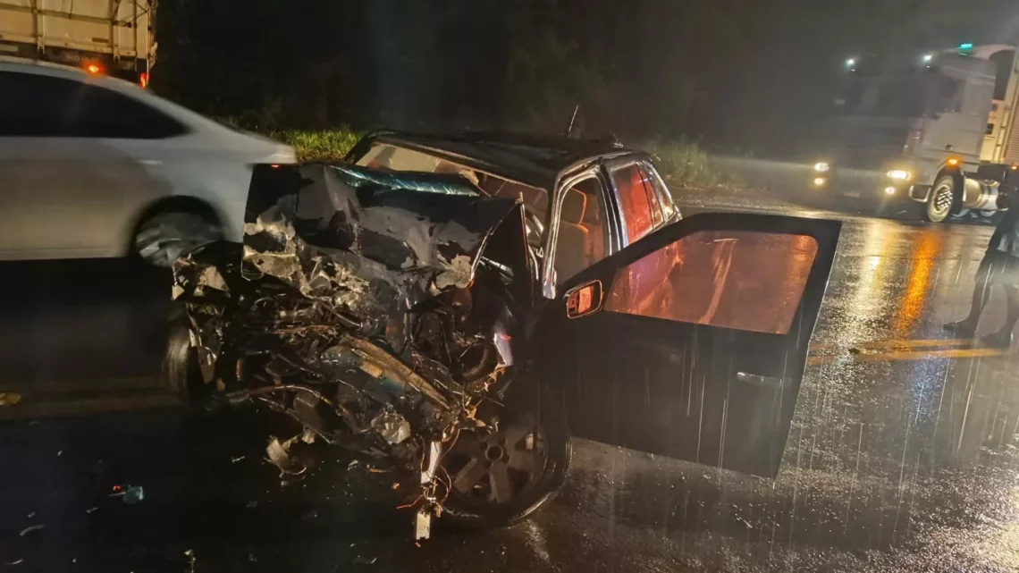 Motorista fica ferido após carro atingir caminhão em Cordilheira Alta