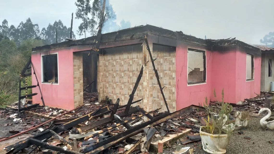 Homem ateia fogo na casa após agredir companheira em Irineópolis