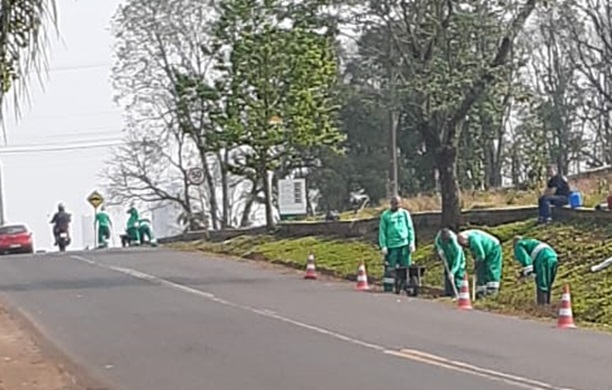 Prefeitura de Chapecó utiliza detentos na limpeza pública