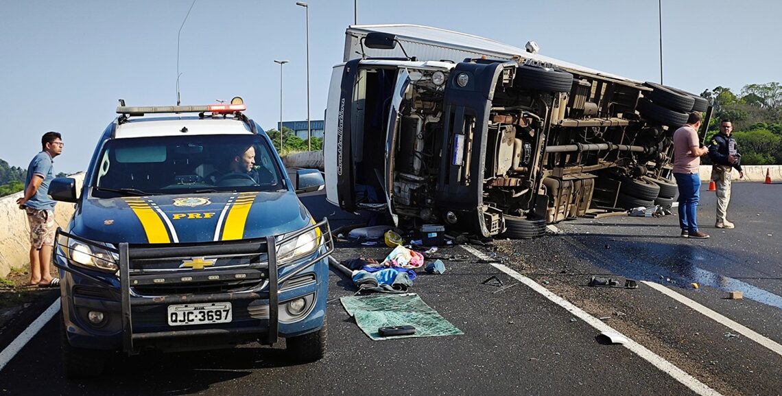 Caminhão tomba e interdita viaduto na BR 480 em Chapecó