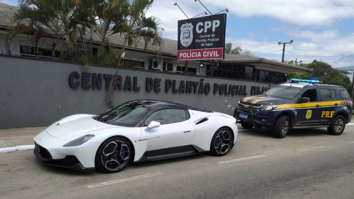 Homem com CNH suspensa é flagrado dirigindo carro superesportivo com placas escondidas na BR-101