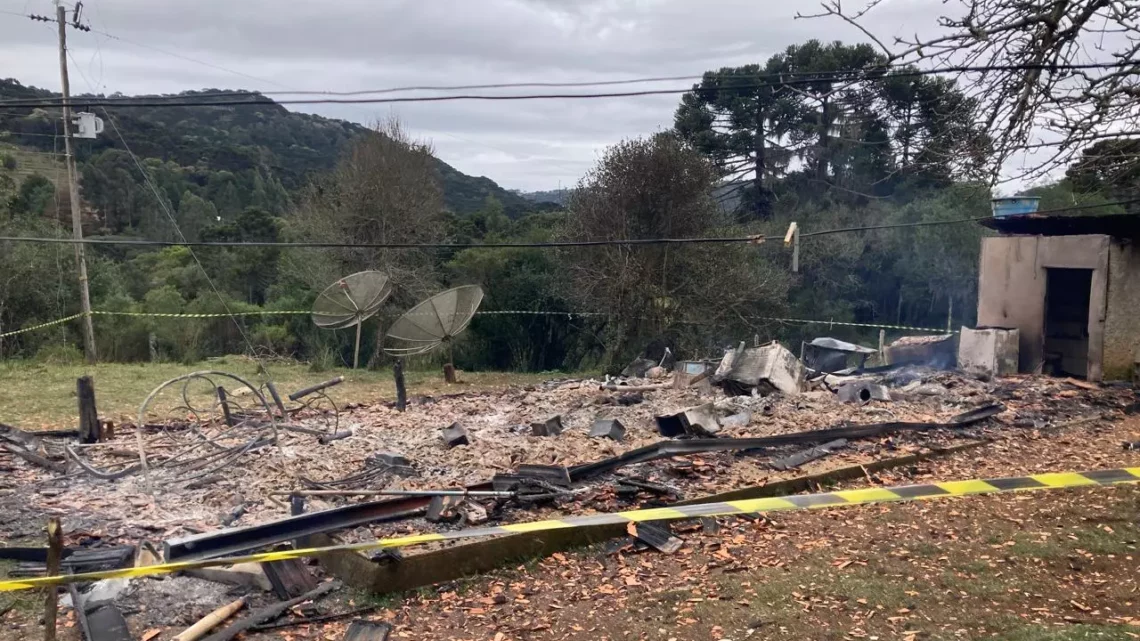 Casa pega fogo e duas pessoas morrem carbonizadas na Serra