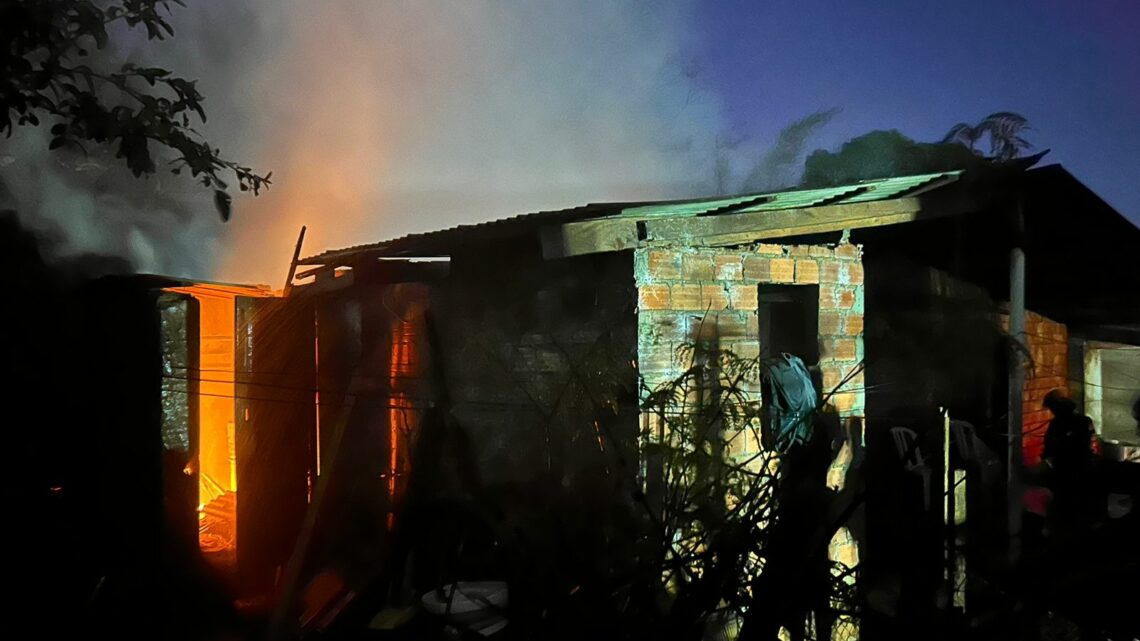 Residência é destruída por incêndio em bairro de Xaxim