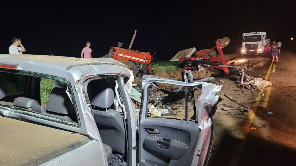 Colisão entre trator e caminhonete deixa dois feridos em Marema; veja as imagens