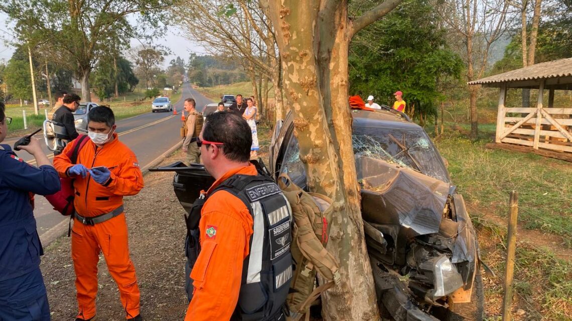 Motorista morre e outras três pessoas ficam feridas após veículo colidir em árvore