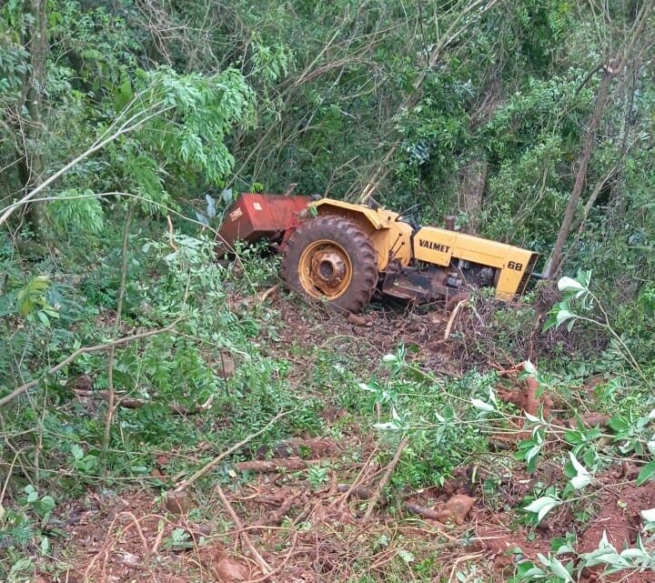 Trabalhador é socorrido com ferimentos graves após cair com trator em ribanceira