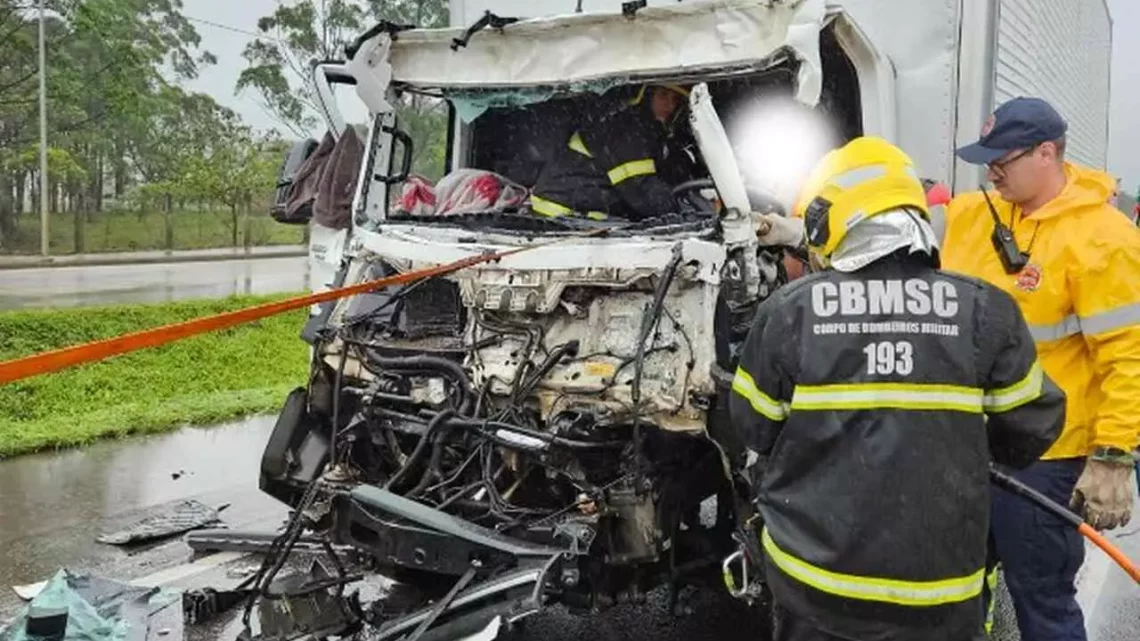 Acidente destrói caminhão e motorista é retirado das ferragens em SC