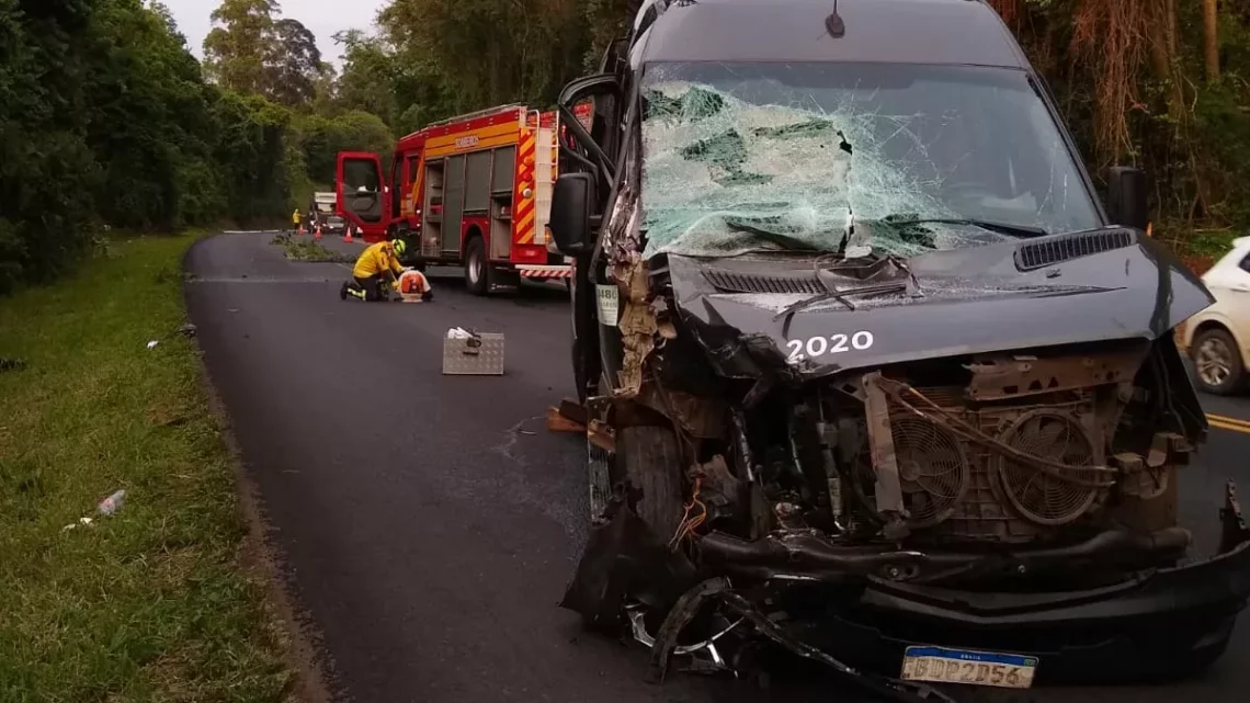 Acidente entre van e caminhão deixa seis pessoas feridas na BR-282