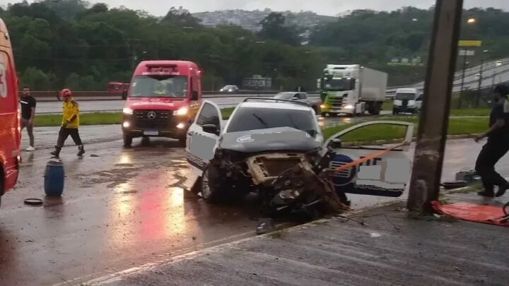 Carro bate em poste na BR-480 e deixa dois gravemente feridos em Chapecó