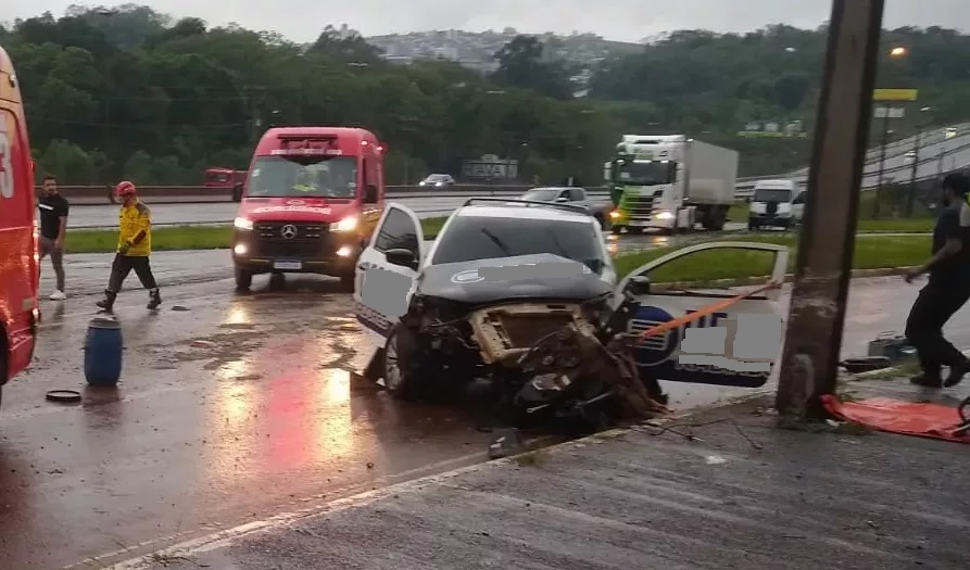 Carro bate em poste na BR-480 e deixa dois gravemente feridos em Chapecó