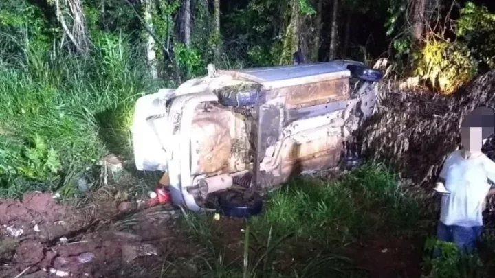 Carro de aplicativo despenca em ribanceira de 5 metros e deixa passageiro ferido em SC