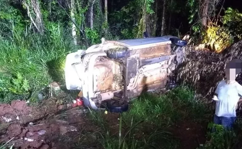 Carro de aplicativo despenca em ribanceira de 5 metros e deixa passageiro ferido em SC