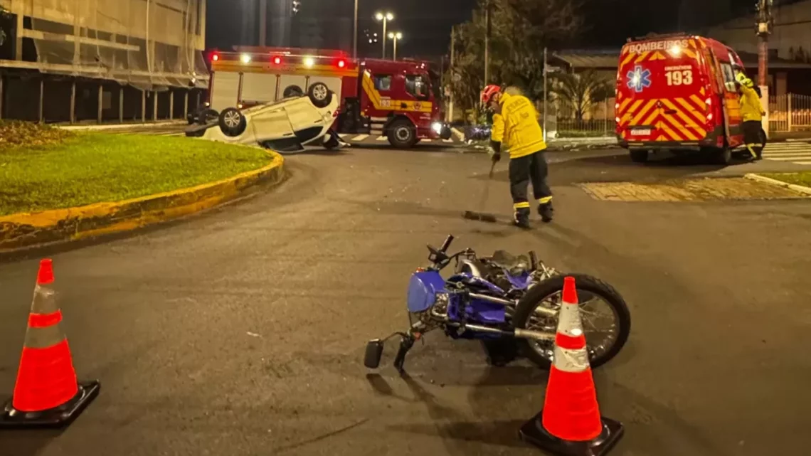 Carro fica ‘de rodas para o ar’ ao colidir com moto em avenida de Chapecó