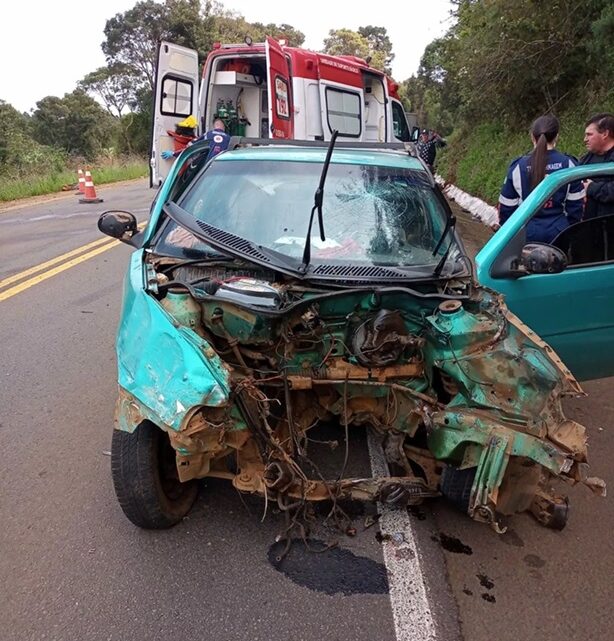 Colisão entre carros deixa três pessoas feridas na SC-135