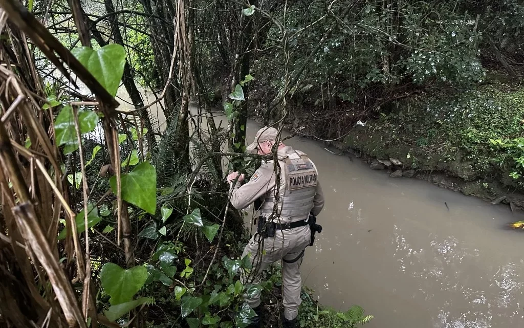 Criminoso é encontrado escondido em riacho após assalto em comércio em SC