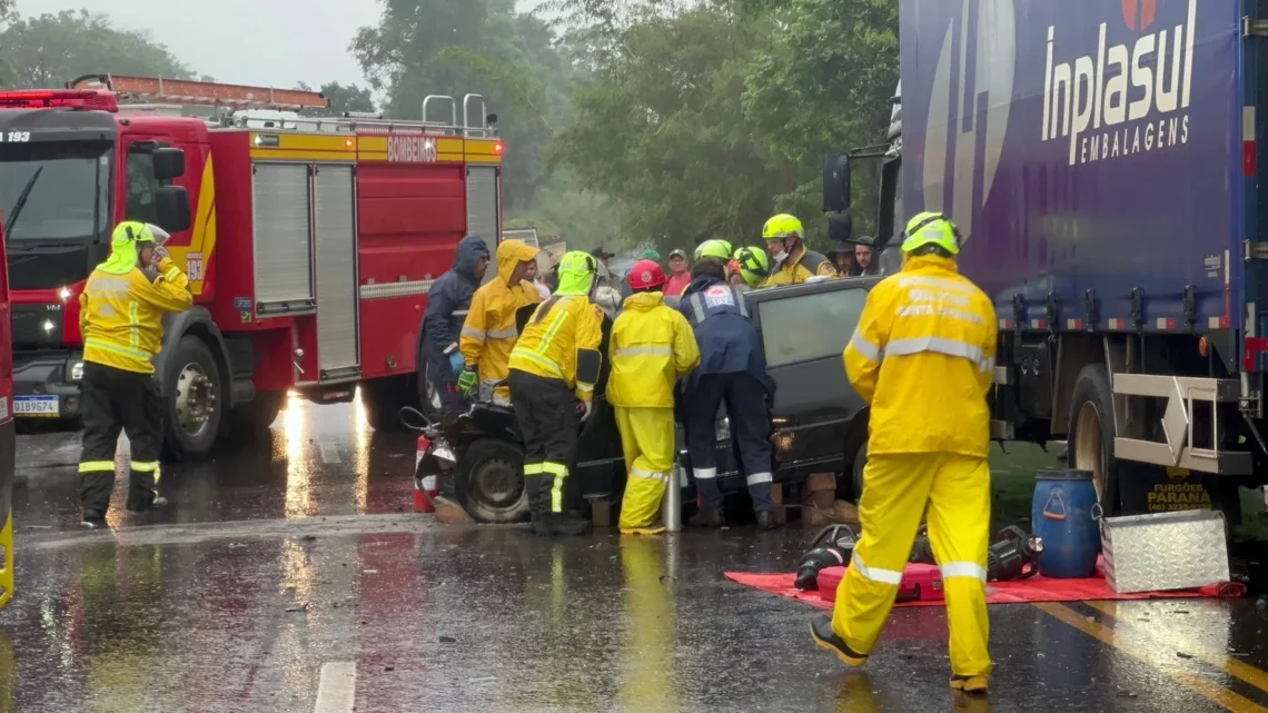 Grave acidente na SC-157 deixa motorista presa às ferragens