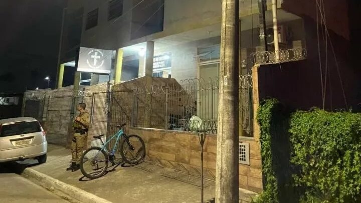 Homem armado com facão é morto após tentar entrar em igreja de Itajaí